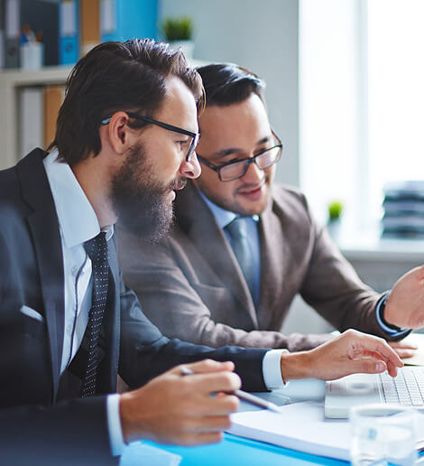 ( Digital Marketing Agency) Two employees sitting and talking to each other in the office